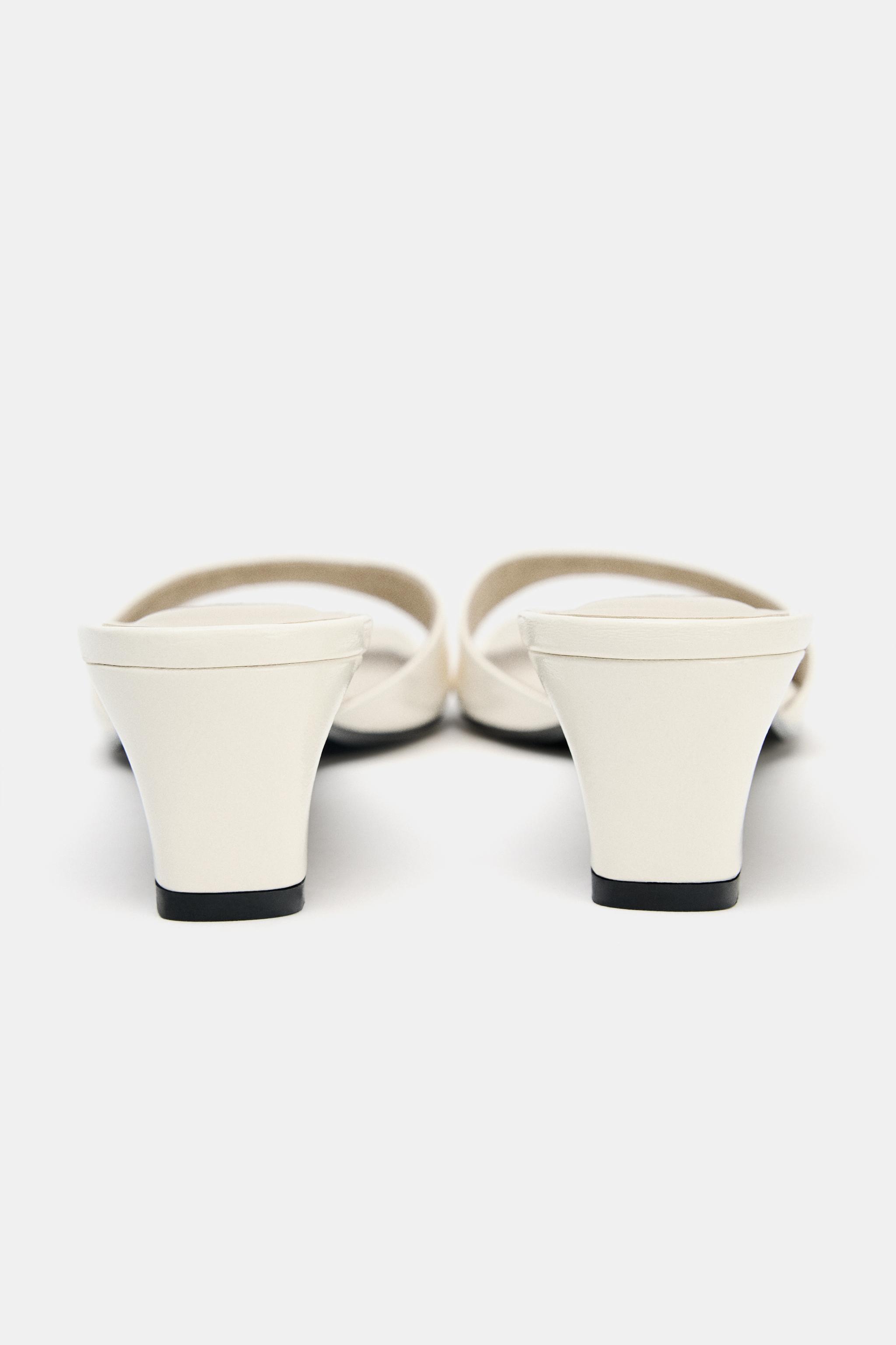 SANDALES EN CUIR À TALONS BAS